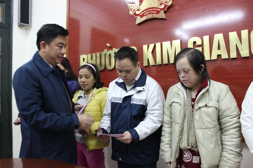 Trao 110 suất quà Tết cho các gia đình chính sách quận Thanh Xuân - Ảnh 2