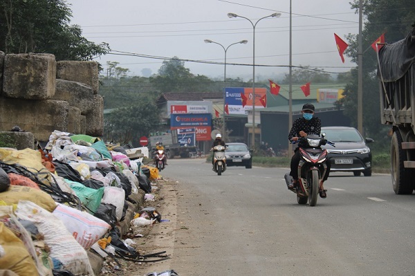 Hà Tĩnh: Hành lang đường mòn Hồ Chí Minh đang trở thành bãi rác - Ảnh 4