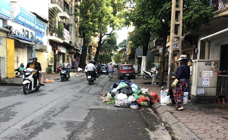 Sau 1 tuần phản ánh: Tuyến phố Yên Phụ vẫn tràn ngập rác thải - Ảnh 2