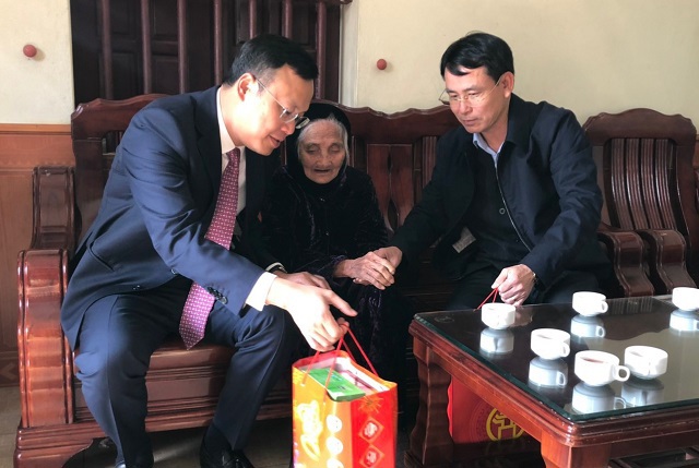 Phó Chủ tịch UBND TP Nguyễn Trọng Đông thăm, tặng quà Tết gia đình chính sách tiêu biểu huyện Sóc Sơn - Ảnh 1