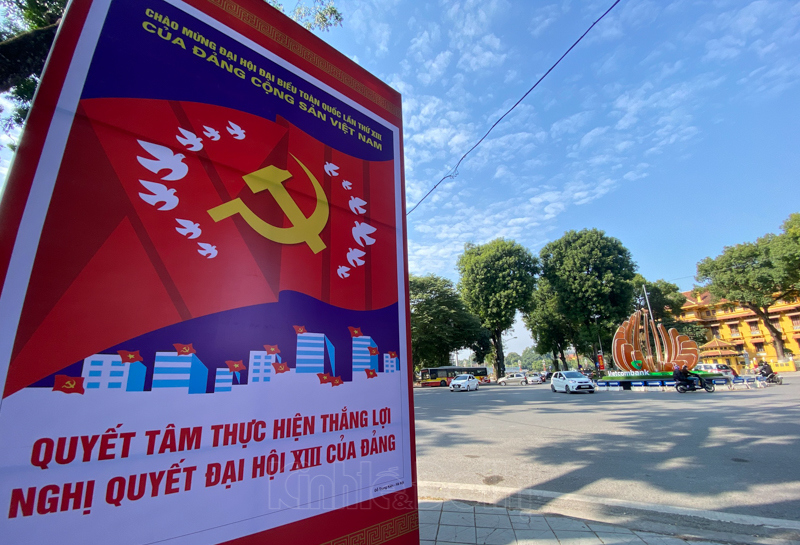 Hà Nội: Trang trí pano, áp-phích ở các tuyến phố chào mừng Đại hội Đảng lần thứ XIII - Ảnh 5