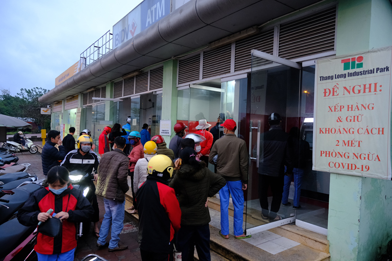 Hà Nội: Công nhân khu công nghiệp đội mưa hàng giờ để rút tiền về quê ăn Tết - Ảnh 1