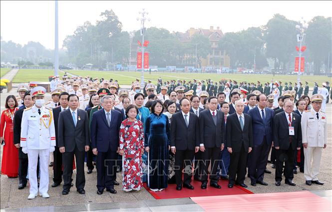 Đại biểu dự Đại hội Thi đua yêu nước vào Lăng viếng Chủ tịch Hồ Chí Minh - Ảnh 5