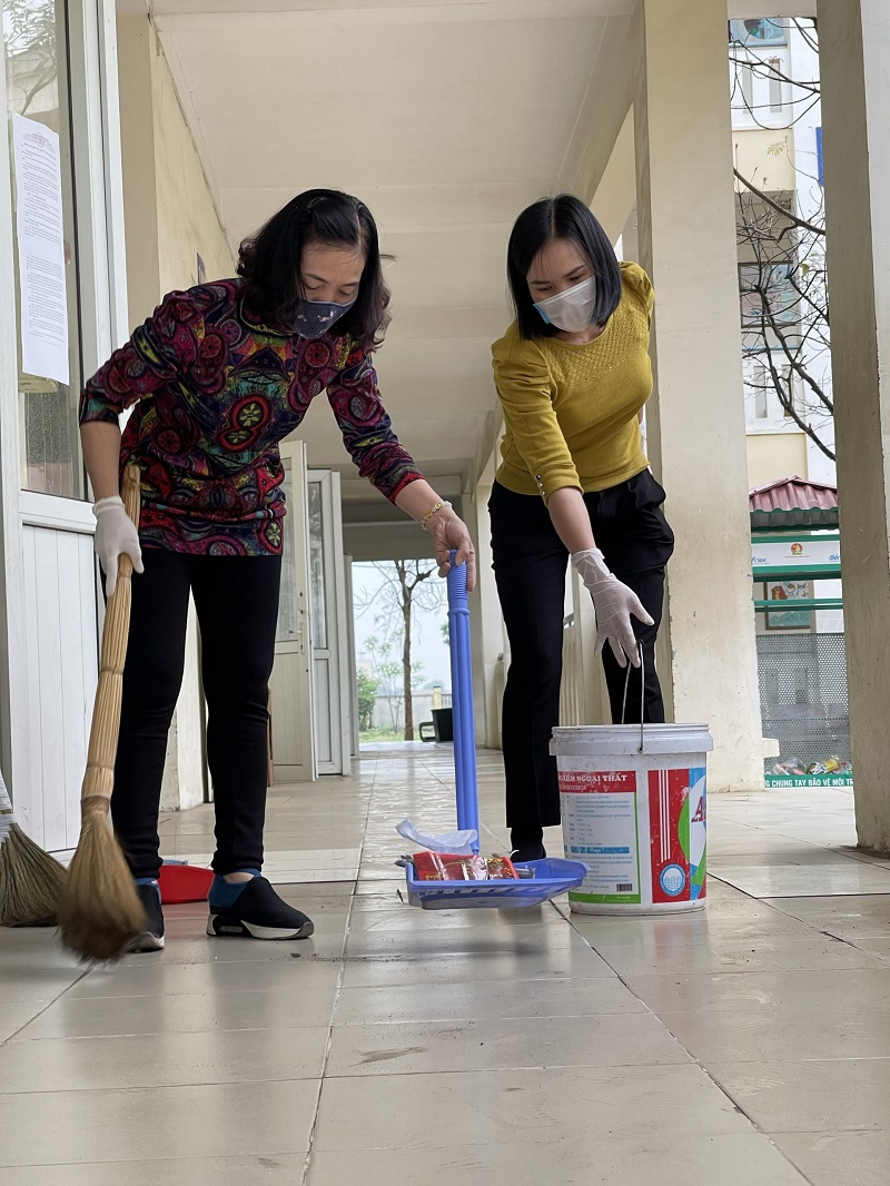 [Ảnh] Hà Nội: Tổng vệ sinh, phun khử khuẩn tại các trường từng có học sinh mắc Covid-19 - Ảnh 10