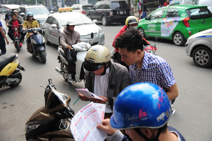Hà Nội: Đông nghẹt người tìm vận may tại đại lý Vietlott - Ảnh 6
