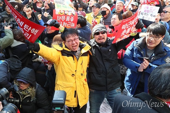 Tổng thống Hàn Quốc bị phế truất, kẻ khóc, người ăn mừng - Ảnh 3