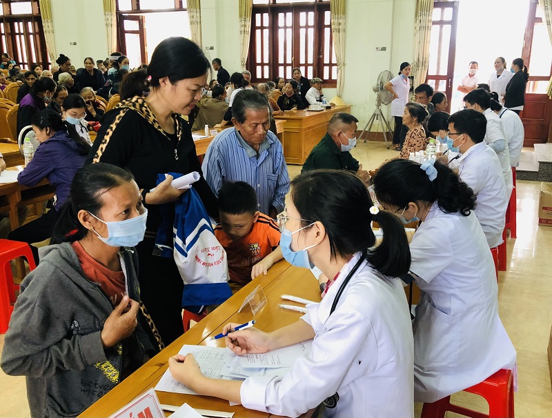 Bác sĩ Hà Nội vượt đường xa đến khám, cấp thuốc miễn phí cho bà con vùng lũ - Ảnh 3