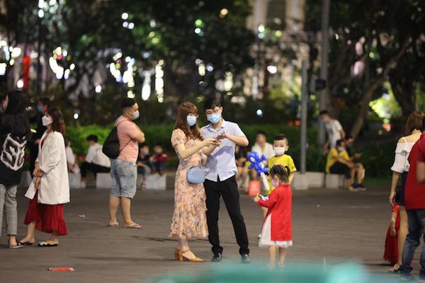 Người dân TP Hồ Chí Minh đón Giao thừa trong không khí trầm lắng - Ảnh 3