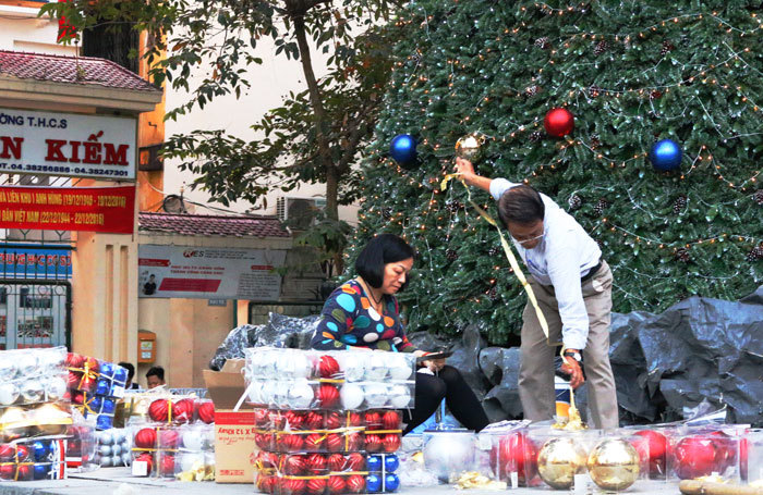 Các nhà thờ ở Hà Nội chuẩn bị đón Giáng sinh - Ảnh 2