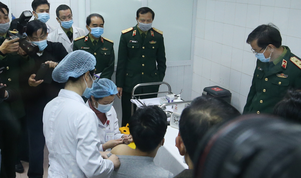 [Ảnh] Mũi tiêm thử nghiệm vaccine Covid-19 đầu tiên được tiêm tại Việt Nam - Ảnh 8