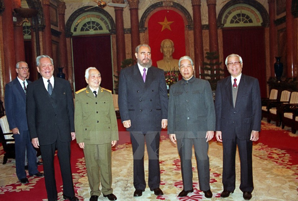 Lãnh tụ Cuba Fidel Castro với các vị lãnh đạo Việt Nam - Ảnh 4