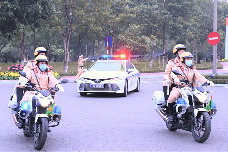 Lực lượng cảnh sát giao thông phân luồng, bảo đảm giao thông phục vụ Đại hội Đảng - Ảnh 7