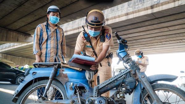 TP Hồ Chí Minh: Hàng trăm xe cũ nát, xe lôi tự chế bị tạm giữ ngày đầu ra quân - Ảnh 1