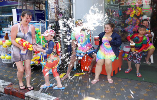 Lễ hội Tết té nước tại Thái Lan - Ảnh 10