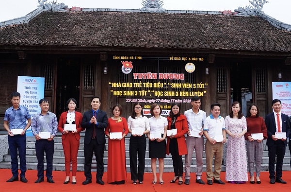 Hà Tĩnh tuyên dương 60 giáo viên trẻ, sinh viên, học sinh tiêu biểu - Ảnh 1
