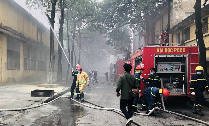 Hà Nội: Cứu nhiều người mắc kẹt trong đám cháy giả định tại Công ty Cổ phần Cao su Sao vàng - Ảnh 3