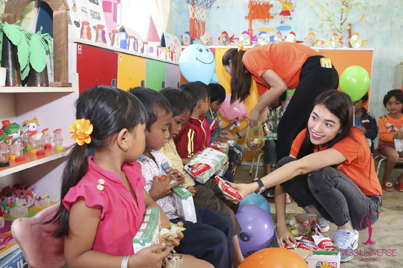 Hoa hậu Hoàn vũ Việt Nam cưỡi máy cày đi làm từ thiện - Ảnh 11