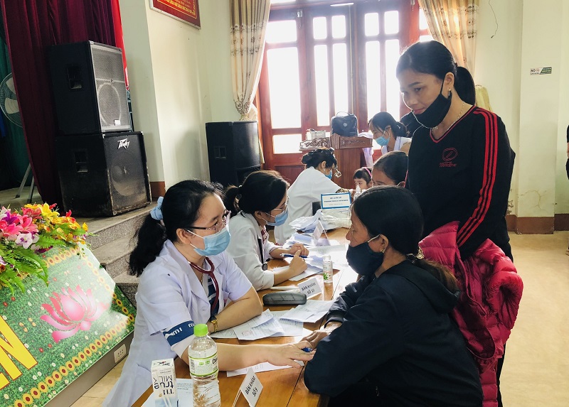 Bác sĩ Hà Nội vượt đường xa đến khám, cấp thuốc miễn phí cho bà con vùng lũ - Ảnh 1