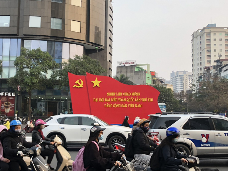 "Con đường đẹp nhất Việt Nam" rực rỡ chào mừng Đại hội Đảng - Ảnh 2