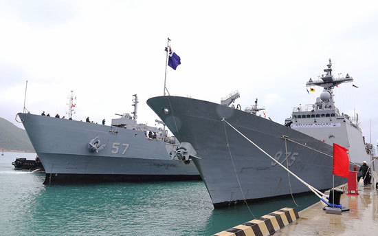 Chiến hạm Hoa Kỳ, Hàn Quốc, Philippines cập Cảng Cam Ranh - Ảnh 2