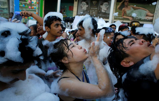 Lễ hội Tết té nước tại Thái Lan - Ảnh 9
