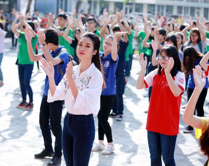 Hoa hậu Mỹ Linh nhảy flashmob chúc mừng thầy cô giáo - Ảnh 2