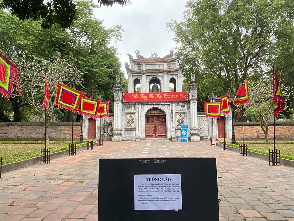 Hà Nội: Đình, chùa đóng cửa, người dân vái vọng từ bên ngoài - Ảnh 3