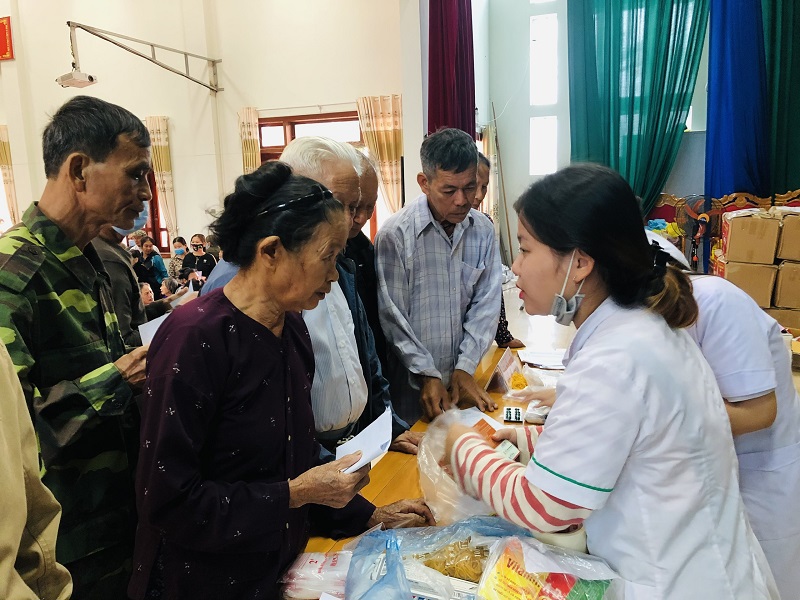 Bác sĩ Hà Nội vượt đường xa đến khám, cấp thuốc miễn phí cho bà con vùng lũ - Ảnh 6