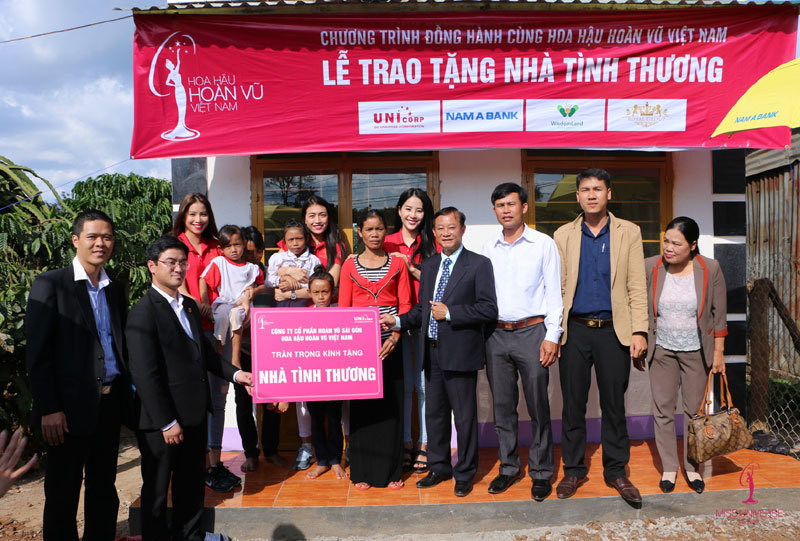 Hoa hậu Hoàn vũ Việt Nam cưỡi máy cày đi làm từ thiện - Ảnh 2