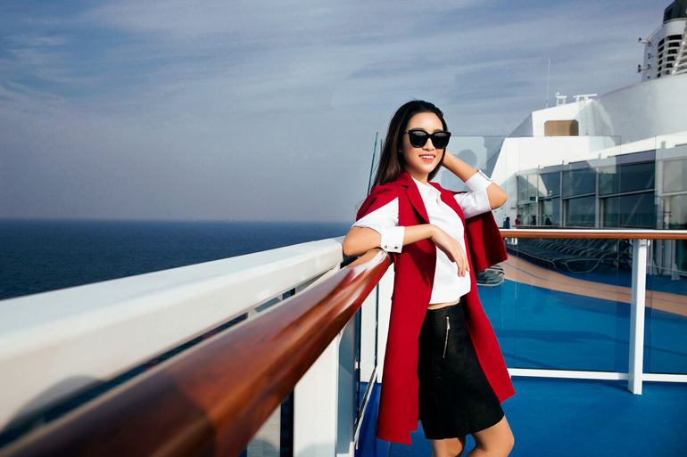 Hoa hậu Đỗ Mỹ Linh khoe dáng ngọt bên du thuyền triệu đô - Ảnh 1