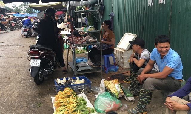 Quy định đeo khẩu trang nơi công cộng: Nơi nghiêm túc, chỗ thờ ơ - Ảnh 1