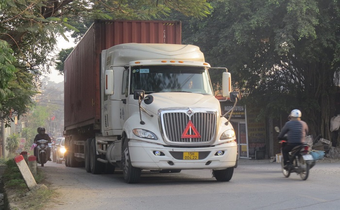 Xe quá tải tung hoành trên tỉnh lộ 421B qua huyện Quốc Oai - Ảnh 1