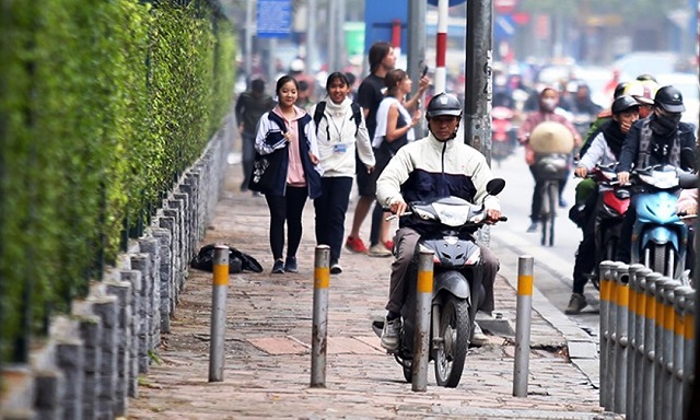 Xử phạt đi xe trên vỉa hè: Chế tài đã có, nhưng vi phạm vẫn tồn tại - Ảnh 1