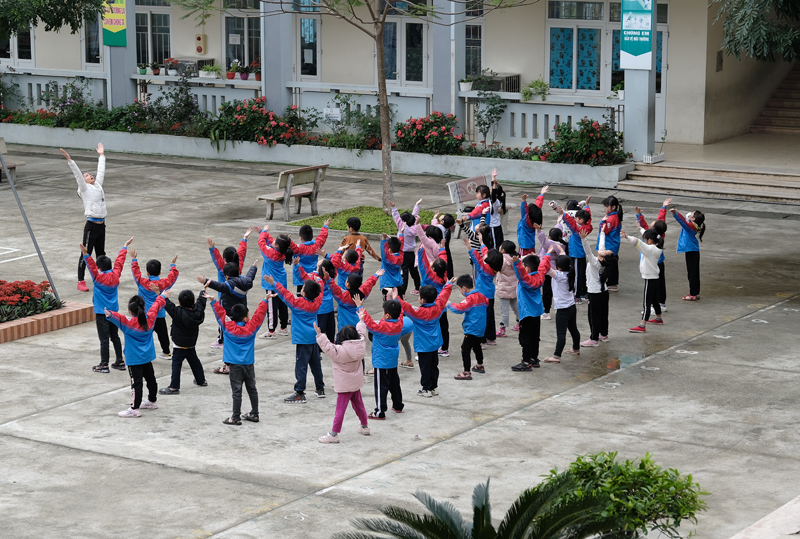 Hà Nội: Ngày đầu trở lại trường của học sinh sau kỳ nghỉ dài 30 ngày - Ảnh 19