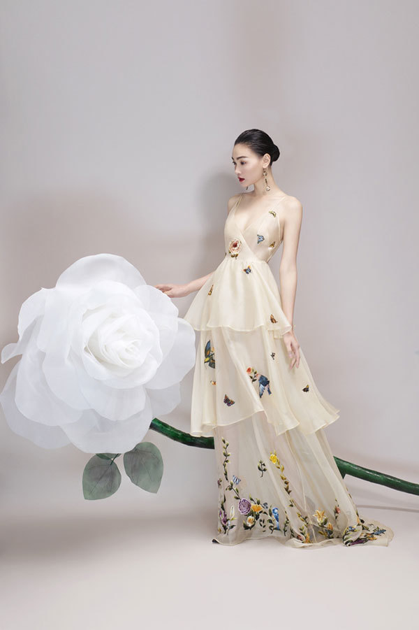 Đại diện Việt Nam tại Asia’s next top model “lột xác” bên hoa khổng lồ - Ảnh 2