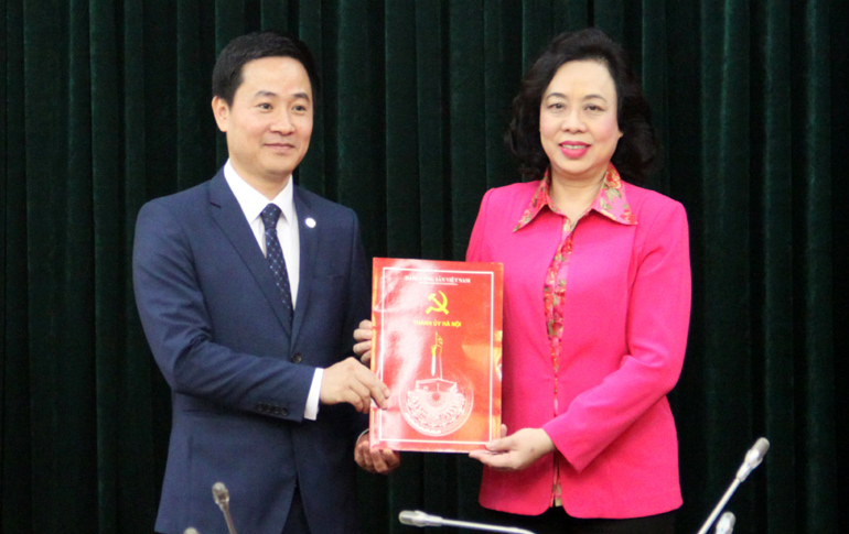 Trao quyết định bổ nhiệm lãnh đạo quận Hoàng Mai và Văn phòng Thành ủy - Ảnh 2