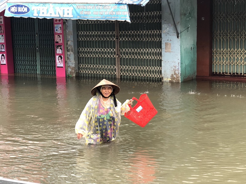 Quảng Nam: Mưa lớn liên tục, chợ Tam Kỳ ngập trong biển nước - Ảnh 3