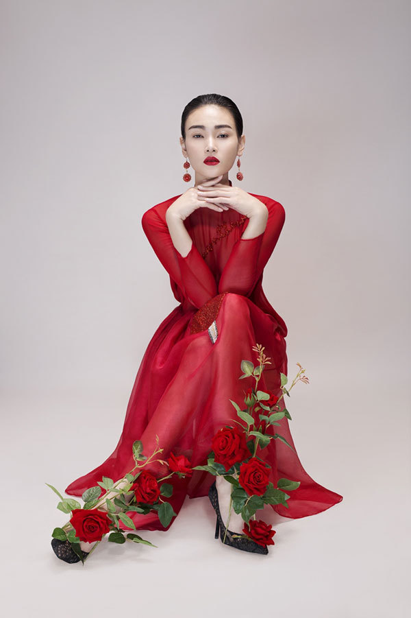 Đại diện Việt Nam tại Asia’s next top model “lột xác” bên hoa khổng lồ - Ảnh 10