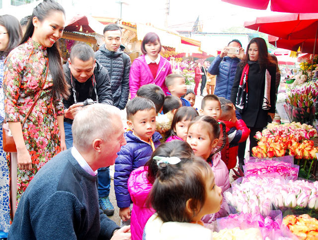 Đón Tết Việt, Đại sứ Mỹ thả cá chép, đi chợ hoa - Ảnh 5