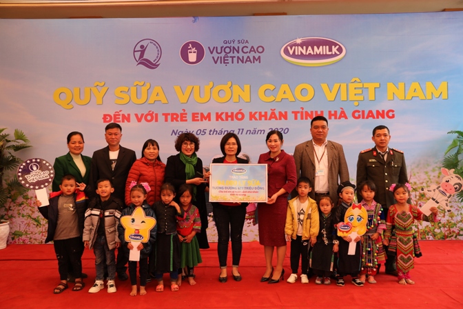 11 năm Vinamilk và Quỹ sữa Vươn cao Việt Nam trao tặng 94.000 ly sữa cho trẻ em khó khăn Hà Giang - Ảnh 2
