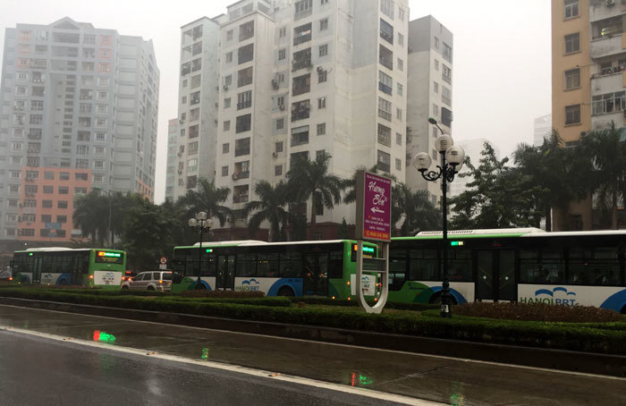 Xe buýt BRT “chôn chân” vì tắc đường - Ảnh 2