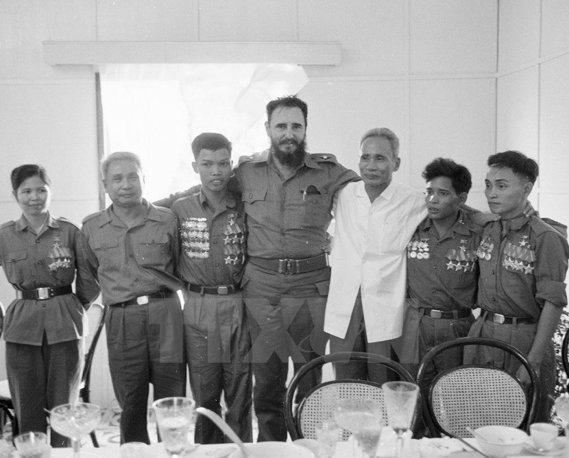 Lãnh tụ Cuba Fidel Castro với các vị lãnh đạo Việt Nam - Ảnh 2