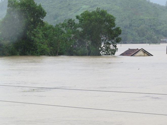 Phú Yên: Lũ ngập xe khách, Phó chủ tịch huyện cùng 6 người dân mất tích - Ảnh 5