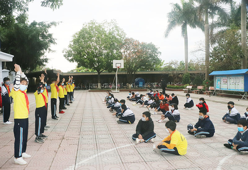 Hà Nội: Ngày đầu trở lại trường của học sinh sau kỳ nghỉ dài 30 ngày - Ảnh 20