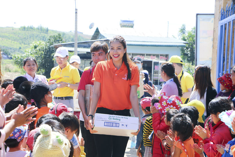 Hoa hậu Hoàn vũ Việt Nam cưỡi máy cày đi làm từ thiện - Ảnh 6