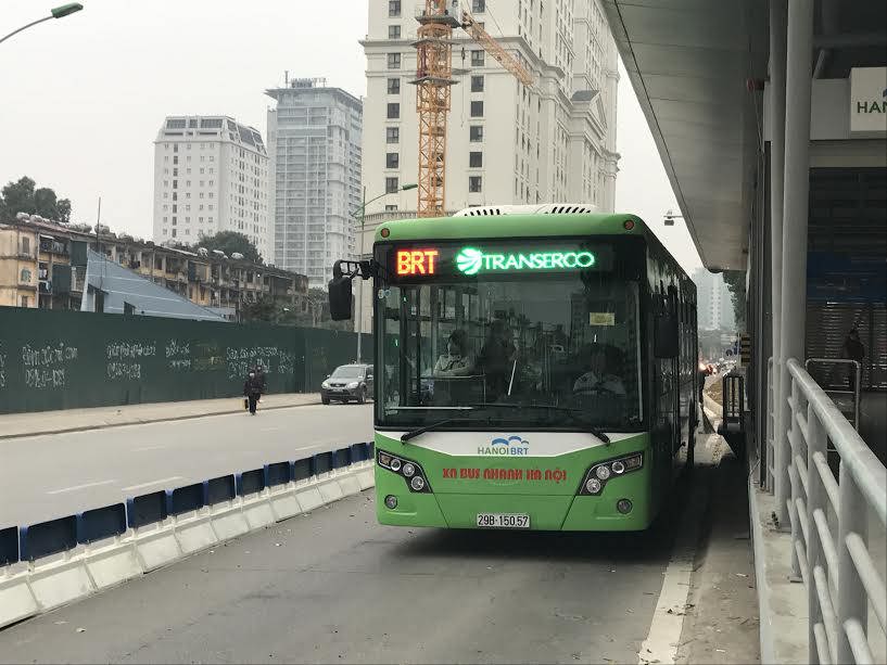 Đã có dải phân cách bảo vệ làn đường riêng xe buýt BRT - Ảnh 3