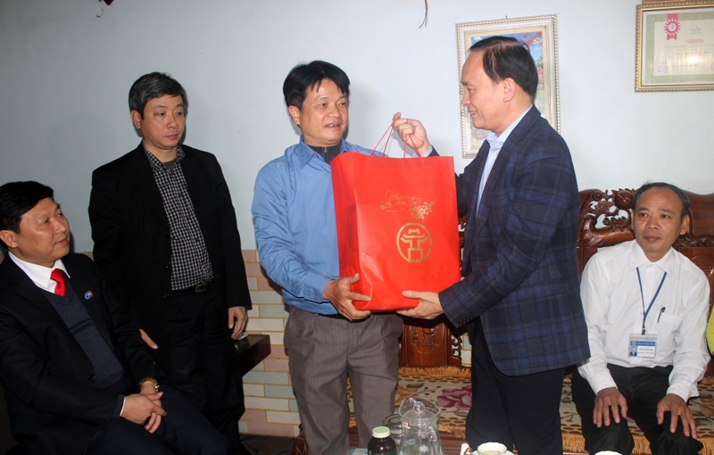 Lãnh đạo HĐND TP tặng quà gia đình chính sách huyện Ứng Hòa - Ảnh 1
