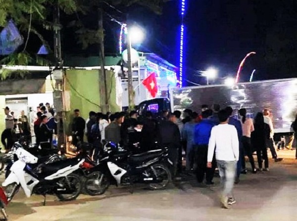 Nghệ An: Xe tải lao vào nhà dân khiến nhiều người nhập viện cấp cứu - Ảnh 1