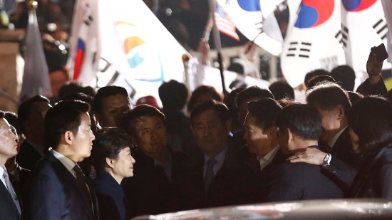Bà Park Geun-hye chính thức rời Nhà Xanh - Ảnh 1
