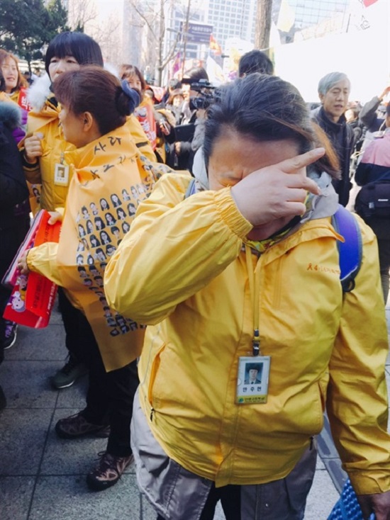 Tổng thống Hàn Quốc bị phế truất, kẻ khóc, người ăn mừng - Ảnh 8